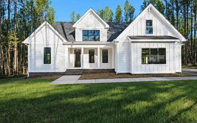Personalized Charm – Comparing Three Modern Farmhouses