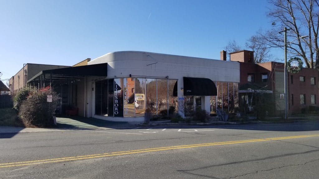 The pittsboro roadhouse exterior