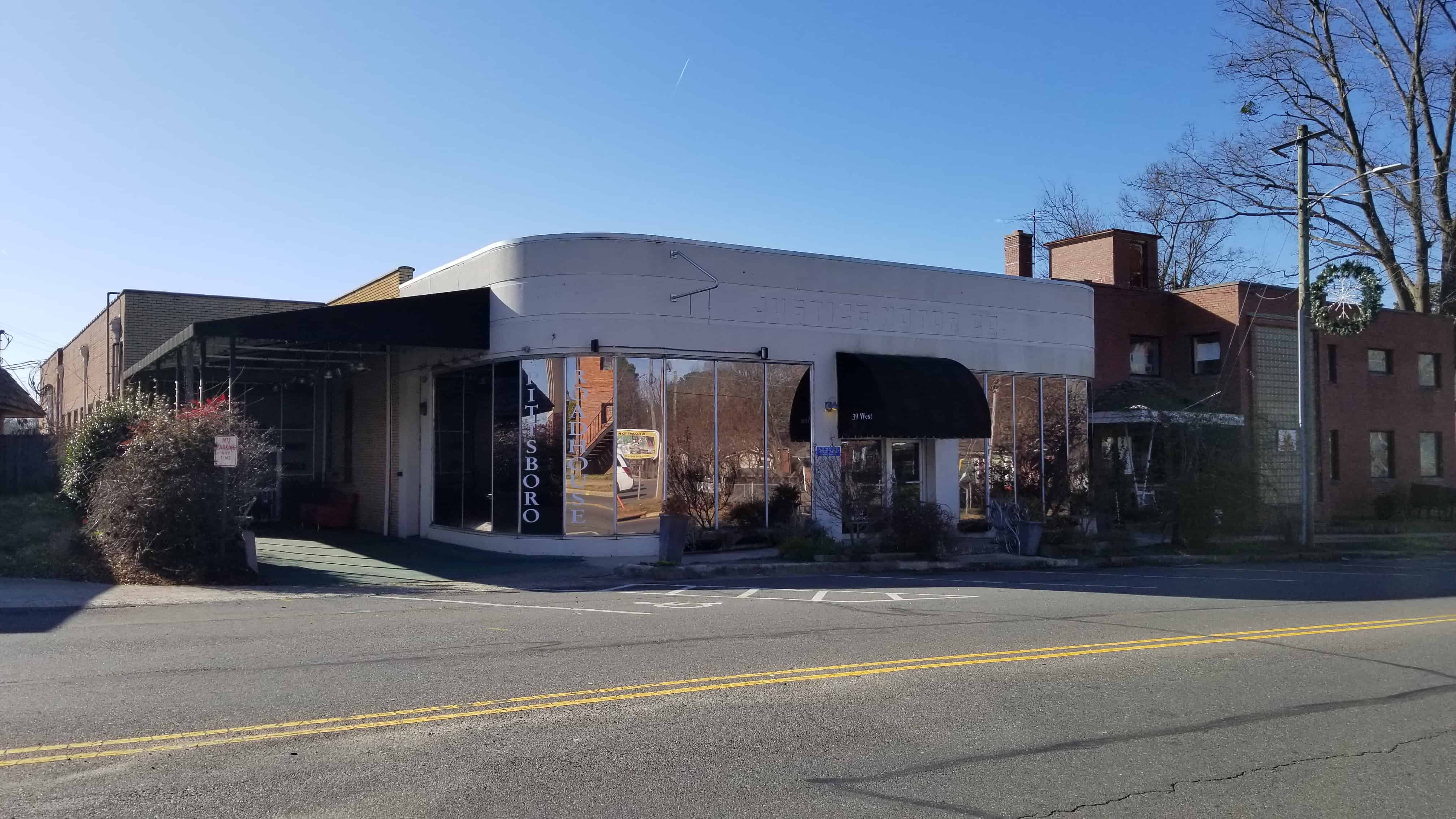 The pittsboro roadhouse exterior