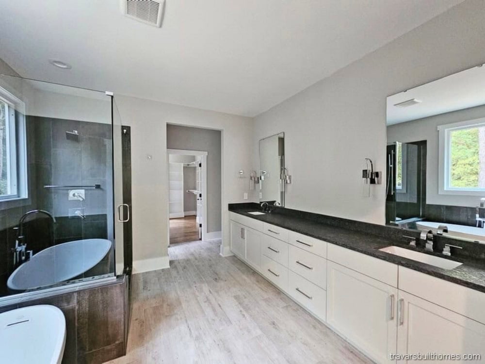 Primary Bath — Chestnut Pointe